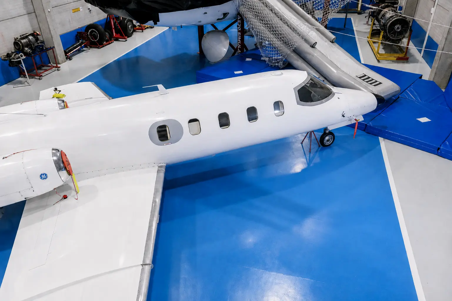 Avión Learjet 25D para prácticas de mantenimiento