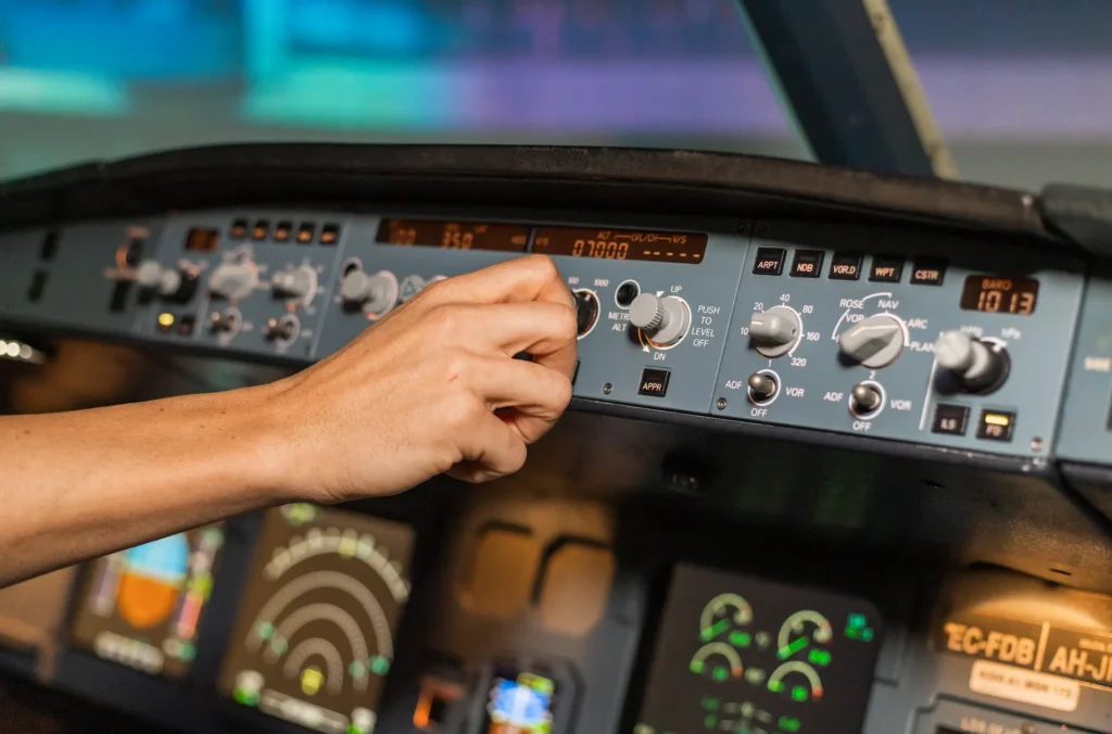 Piloto ajustando la altitud en el FCU del simulador Airbus A320