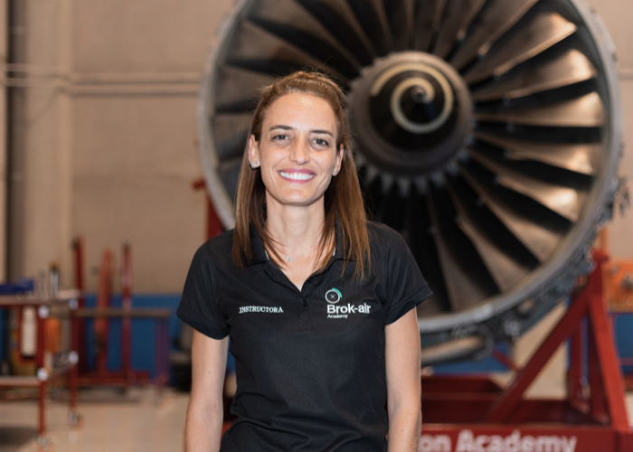 Noelia Hernández delante del motor B747 RR